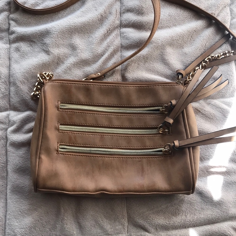 Tan cross body Purse *Bundle 4 $5 items for $15*